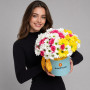 Кустовые розы с хризантемой в коробке — вид 2